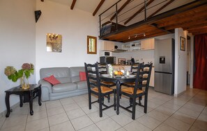 TV - Cozy apartment in Cuttoli with WiFi (Cuttoli)