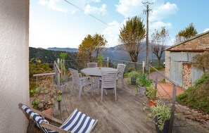 Outdoor dining - Cozy apartment in Cuttoli with WiFi (Cuttoli)