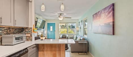 Geladeira, micro-ondas, fogão, cooktop