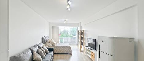 Apartment, 1 Bedroom, Accessible, Balcony | Living room