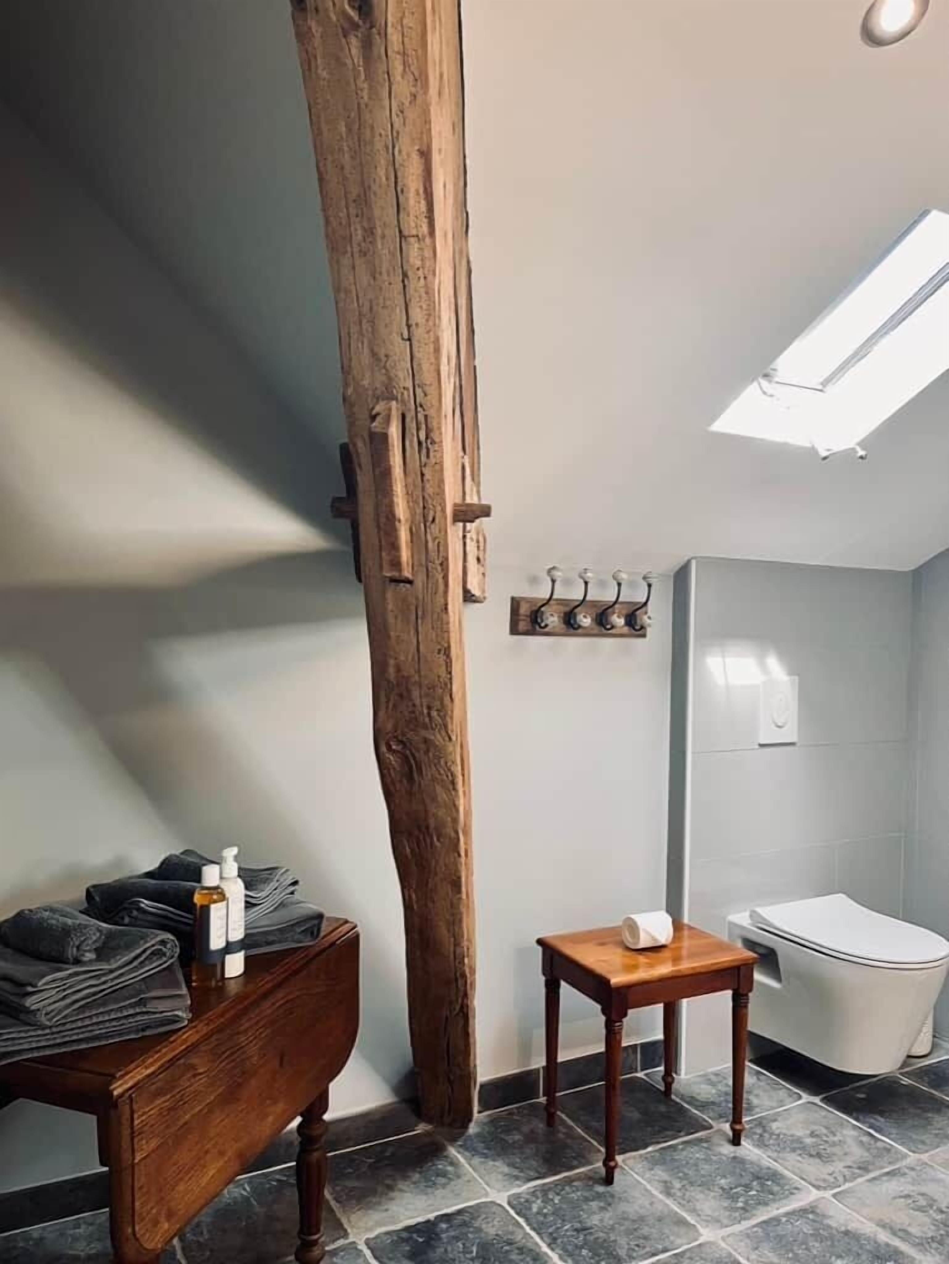 Asciugacapelli, asciugamani, sapone, shampoo