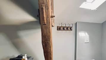 Asciugacapelli, asciugamani, sapone, shampoo