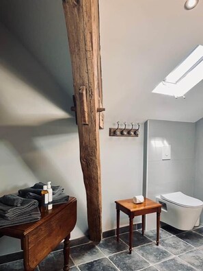 Sèche-cheveux, serviettes fournies, savon, shampoing