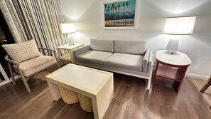 Een televisie en een open haard