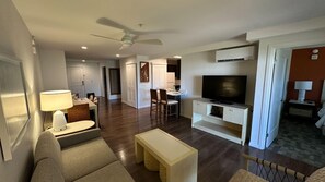 Een televisie en een open haard