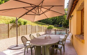 Outdoor dining - Amazing home in Acquigny (Acquigny)