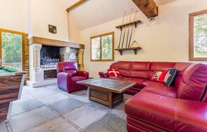 TV, fireplace - Amazing home in Acquigny (Acquigny)