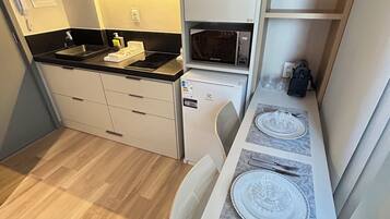 Apartment | Eigene Küche | Mikrowelle, Kochgeschirr/Geschirr/Besteck