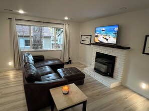 Living area - Delightful 2-bedroom house in Incline Village near the lake (Incline Village)