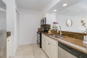 Comfort Apartment, Golf View | Private kitchen | Fridge, microwave, oven, stovetop - Saddlebrook Golf Course Condo Voila Rent (Wesley Chapel)