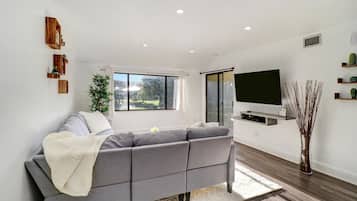 Comfort Apartment, Golf View | Living area