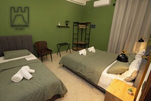 Skrivebord, strykejern/-brett, reiseseng for barn og wi-fi (inkludert)