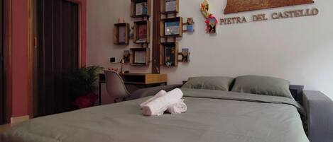 Een strijkplank/strijkijzer, wifi, beddengoed