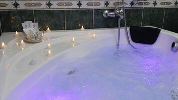 Baignoire à jets, sèche-cheveux, bidet, serviettes fournies