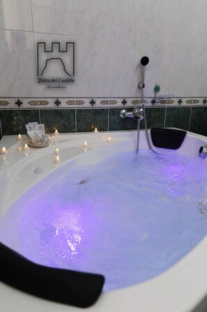 Baignoire à jets, sèche-cheveux, bidet, serviettes fournies