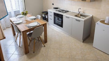 Micro-ondes, four, plaque de cuisson