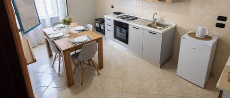 Micro-ondes, four, plaque de cuisson