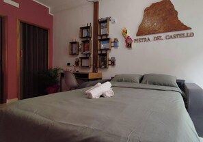 Bureau, fer et planche à repasser, lit parapluie, Wi-Fi gratuit