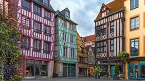 A traditional European street with half-timbered buildings, cobblestone pavement, and a clear sky. - Urszula, charmant studio proche du Vieux Marché (Rouen)