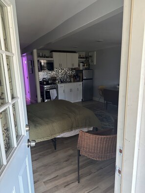 Tabla de planchar con plancha, wifi y ropa de cama 