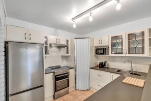 Family Townhome, Park View | Private kitchen