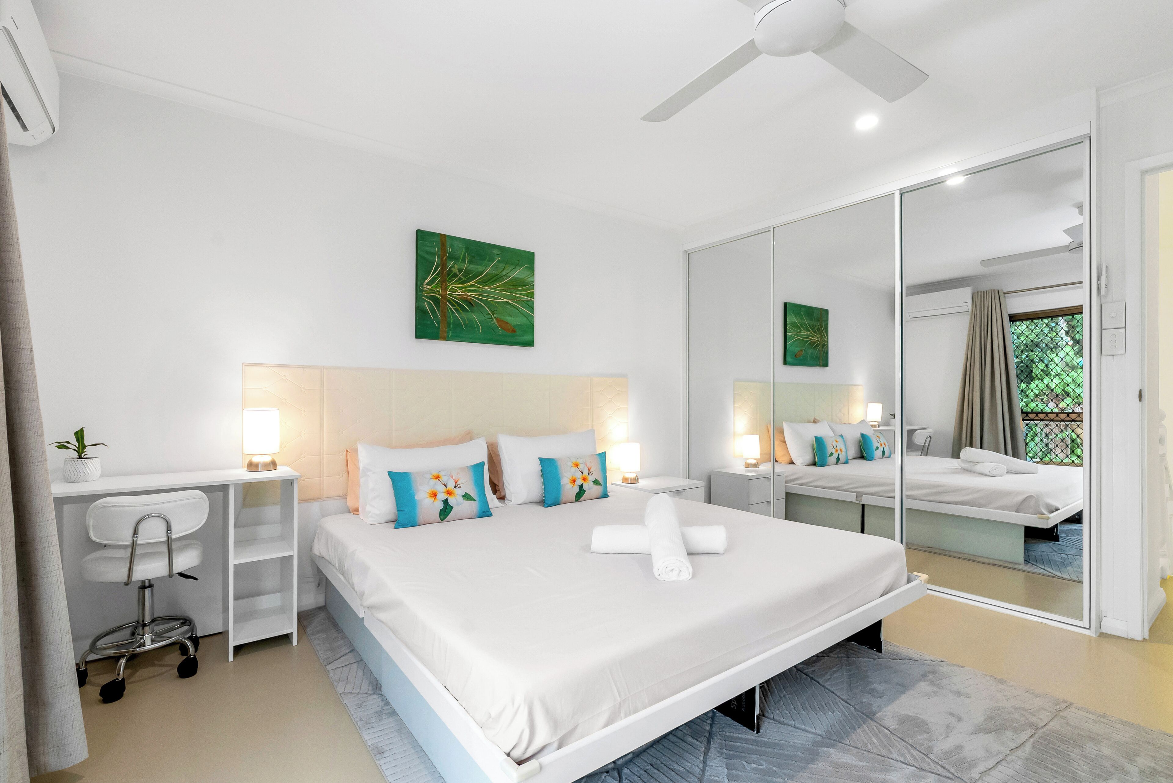 Townhouse Keluarga, pemandangan taman | Tirai kedap cahaya, kedap suara, setrika/meja setrika, dan Wi-Fi gratis