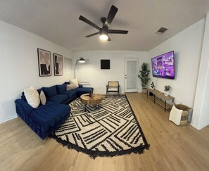 Living area - Perfect Group Stay! 4BR/2BA Near Kalahari, Dell Diamond & Downtown Hutto (Hutto)