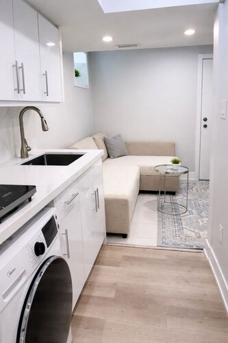 Sudio Basement Suite with Sofa Bed and kitchen, Entrance from Garage -Sleeps 2