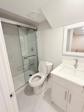 Bidet, serviettes fournies, savon, papier toilette