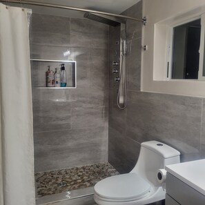 Douche, serviettes fournies, savon, shampoing