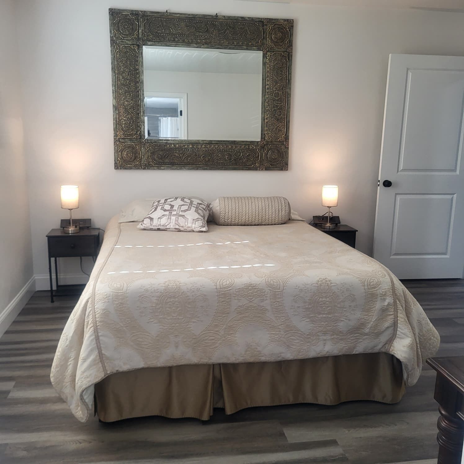 Tabla de planchar con plancha, wifi gratis y ropa de cama 