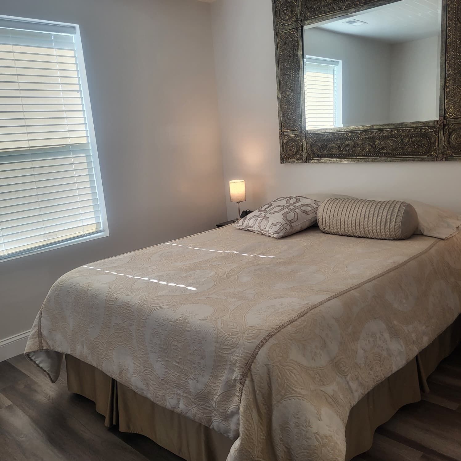 Tabla de planchar con plancha, wifi gratis y ropa de cama 