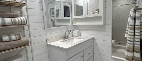 Douche, sĂšche-cheveux, serviettes fournies, savon