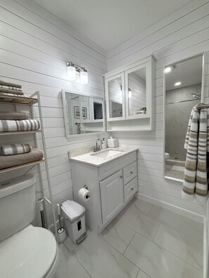 Doccia, asciugacapelli, asciugamani, sapone