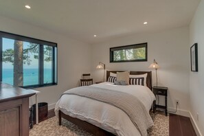 6 bedrooms, iron/ironing board, free WiFi, bed sheets - Lakefront 6-bedroom house with Pier and Hot tub perfect for family getaways (Tahoma)