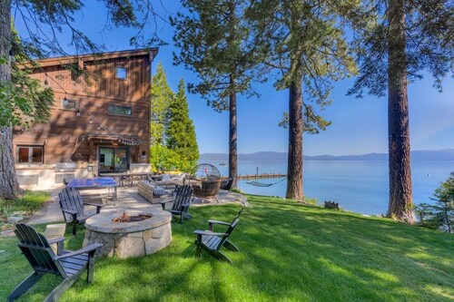 Lakefront 6-bedroom house with Pier and Hot tub perfect for family getaways