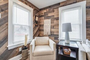 TV - Cozy Old Brooklyn Home near Zoo (Cleveland)