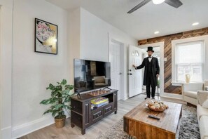 TV - Cozy Old Brooklyn Home near Zoo (Cleveland)