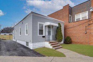 Exterior detail - Cozy Old Brooklyn Home near Zoo (Cleveland)