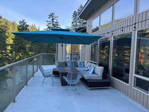 Outdoor dining - Oceanfront property in Pender Harbour with a dock, wrap around balcony with view (Garden Bay)