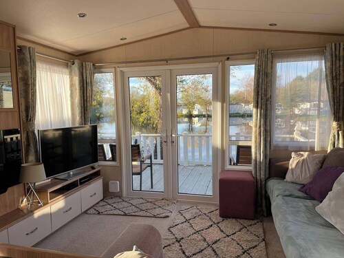 Cotswold Lakeside Retreat
