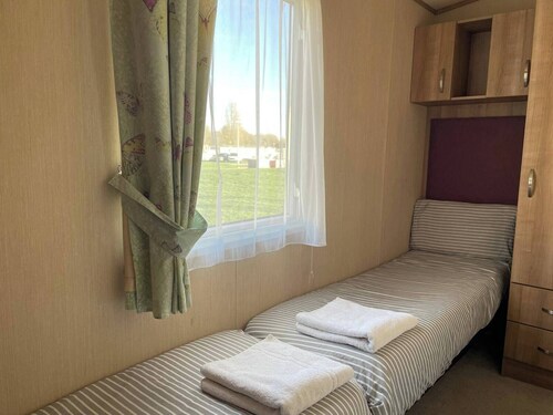 Cotswold Lakeside Retreat