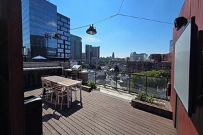 Outdoor dining - Luxe 1-Bed Corner Suite in Music Row Nashville - Coworking, Gym, Skyline Views (Nashville)