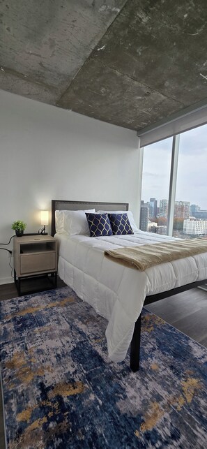 Desk, iron/ironing board, free WiFi, bed sheets - Luxe 1-Bed Corner Suite in Music Row Nashville - Coworking, Gym, Skyline Views (Nashville)