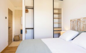 Een strijkplank/strijkijzer, wifi, beddengoed