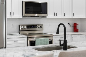 Casa de ciudad, varias camas, patio, vista a la ciudad (1906 W Cherry St, 2) | Cocina privada