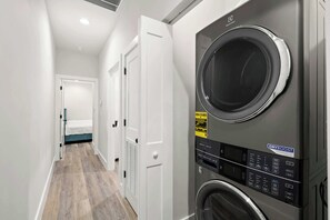 Casa de ciudad, varias camas, patio, vista a la ciudad (1906 W Cherry St, 2) | Lavandería