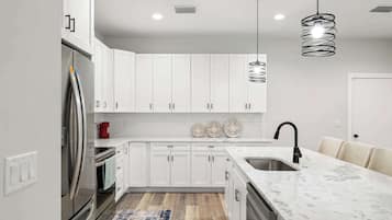 Byhus - flere senge - terrasse - byudsigt (1906 W Cherry St, 2) | Privat køkken