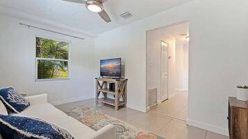 Hus, flere senger, terrasse, hageutsikt (4801 14th Ave S) | Oppholdsområde