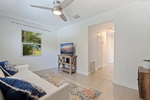 Hus, flere senger, terrasse, hageutsikt (4801 14th Ave S) | Oppholdsområde